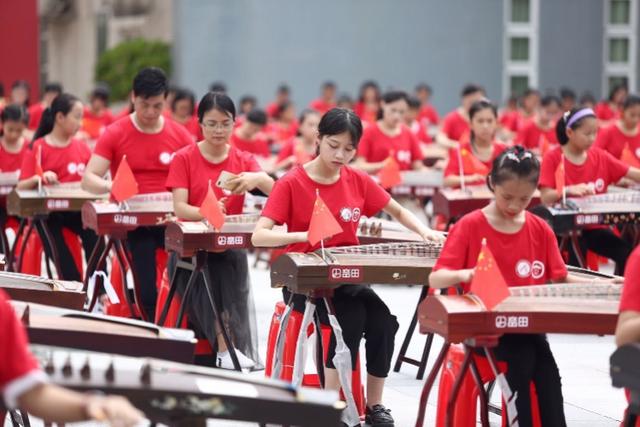 国内顶级古筝演奏家，爱弹古筝的王桂香：独坐慢抚琴