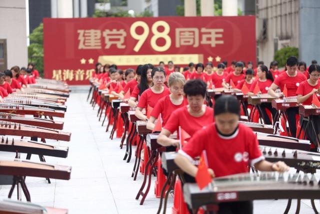 国内顶级古筝演奏家，爱弹古筝的王桂香：独坐慢抚琴