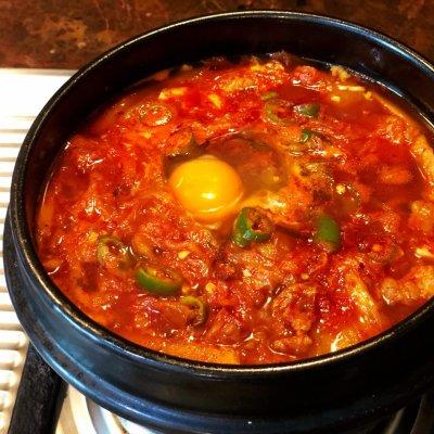 韩国人做的泡菜豆腐汤，酸辣鲜美、香气难挡的泡菜豆腐汤