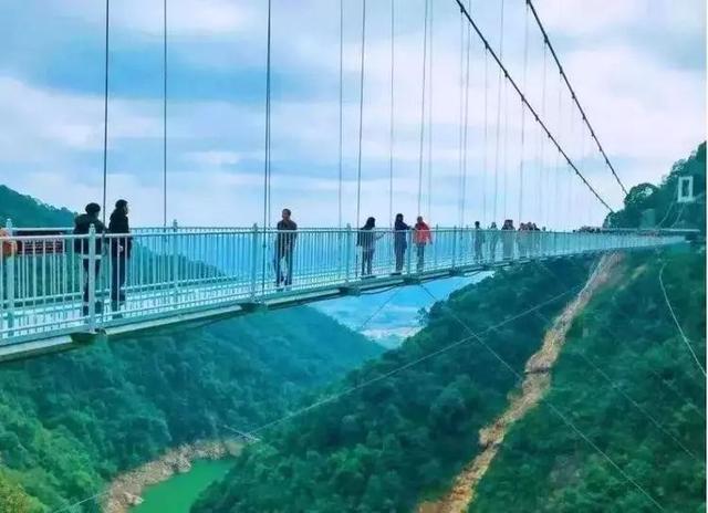 仿佛整个人都悬空了走在透明的玻璃桥上不少小伙伴吓到腿软还是很想玩