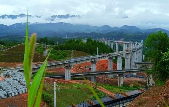 新建重庆至黔江铁路建设加速推进，<新华全媒+>新建重庆至黔江铁路建设加速推进
