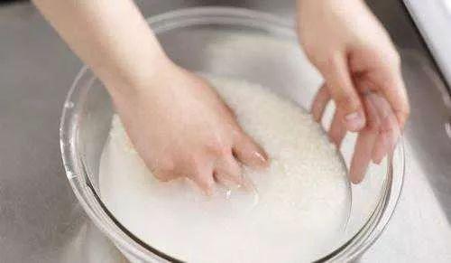 大米饭含糖量高吗，白米饭里有糖分吗（脱糖电饭锅能降低饭的含糖量）