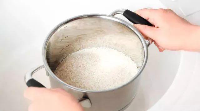 大米饭含糖量高吗，白米饭里有糖分吗（脱糖电饭锅能降低饭的含糖量）