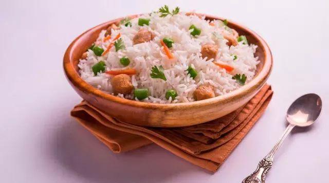 大米饭含糖量高吗，白米饭里有糖分吗（脱糖电饭锅能降低饭的含糖量）