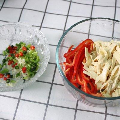 夏天夜宵High起来凉拌豆皮，凉拌甜豆皮（凉拌豆皮丝：夏天必备凉菜）