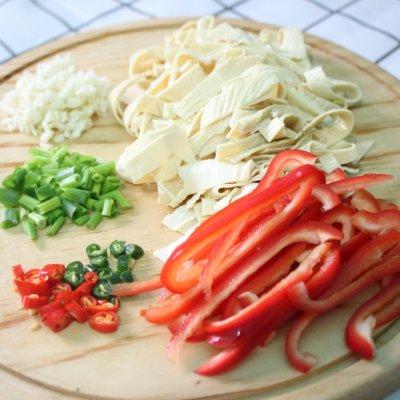 夏天夜宵High起来凉拌豆皮，凉拌甜豆皮（凉拌豆皮丝：夏天必备凉菜）