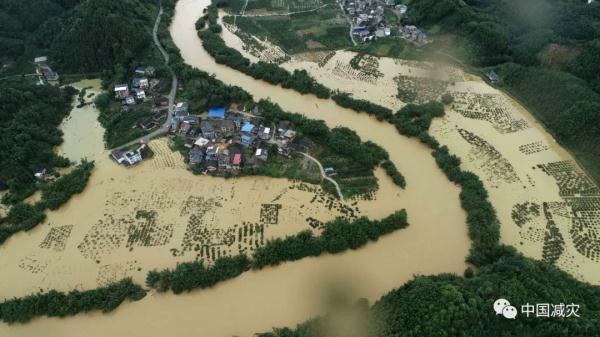 南方地区多省份遭遇洪涝灾害，我国多地遭遇大暴雨袭击……