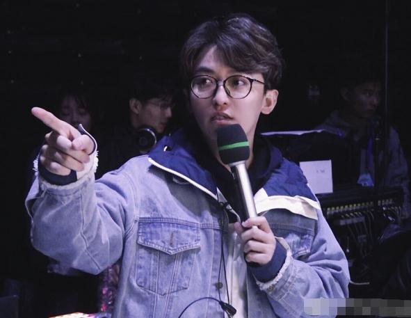 奔跑吧兄弟导演，跑男导演姚译添和兄弟团（《奔跑吧》最后一期导演被兄弟团集体喷水）