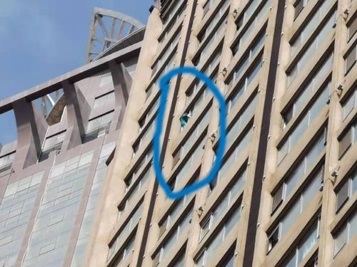 女子爬上海亮广场16楼窗户要跳楼，女子爬上海亮广场16楼窗户要跳楼