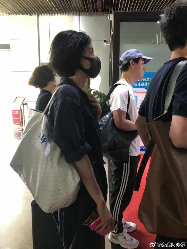十二道锋味王菲现身，王菲谢霆锋时隔23年牵手现身机场