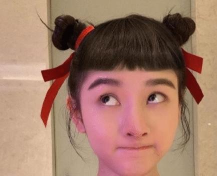 景甜比宋祖儿大多少岁，绑上哪吒发型的女演员