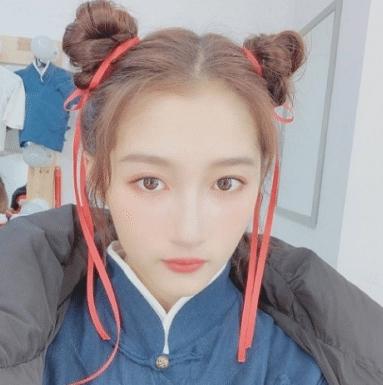 景甜比宋祖儿大多少岁，绑上哪吒发型的女演员