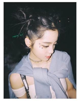 景甜比宋祖儿大多少岁，绑上哪吒发型的女演员