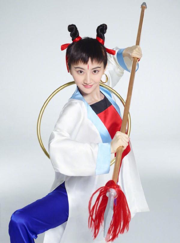 景甜比宋祖儿大多少岁，绑上哪吒发型的女演员