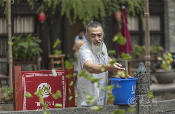 你还记得大明湖畔的夏雨荷么，雨中走进百花洲