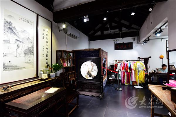 你还记得大明湖畔的夏雨荷么，雨中走进百花洲