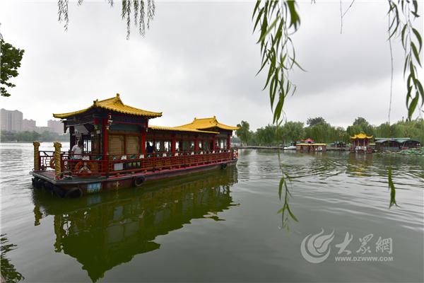 你还记得大明湖畔的夏雨荷么，雨中走进百花洲