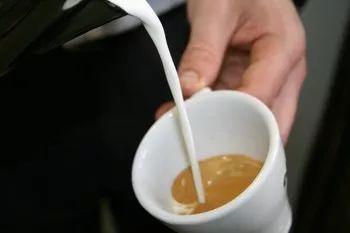咖啡拉花基础教程家里，咖啡拉花基础+超详细天鹅拉花教程