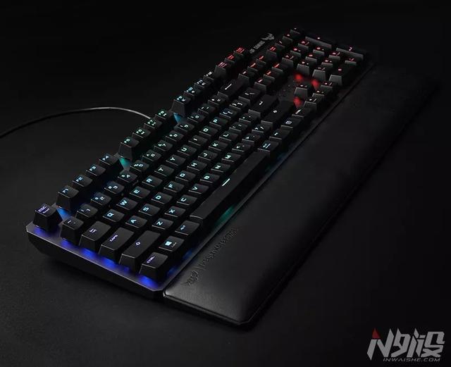 华硕rgb机械键盘，评测售价2199元的ROG玩家国度GK2000