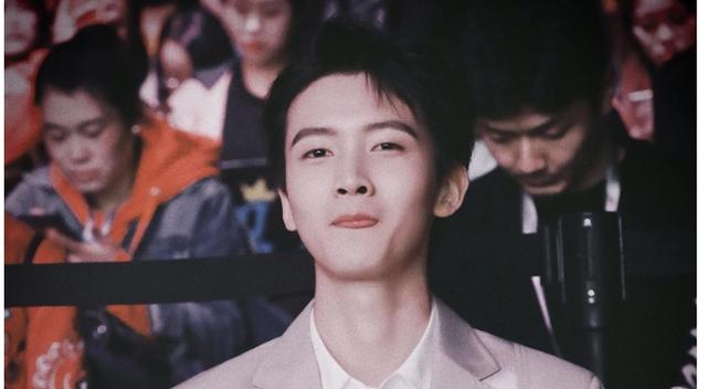 陈宥维个人资料，陈宥维为什么被称贵族（穿白T搭设计感牛仔裤酷帅个性）