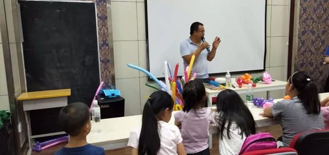 怎么用气球做小狗，如何把气球做成狗的模样（魔法气球DIY花朵小狗）