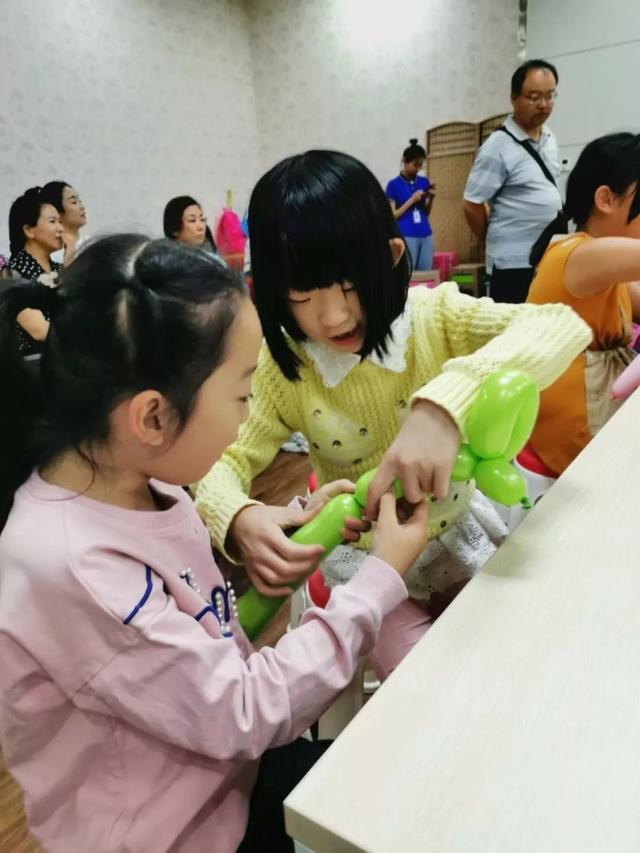 怎么用气球做小狗，如何把气球做成狗的模样（魔法气球DIY花朵小狗）