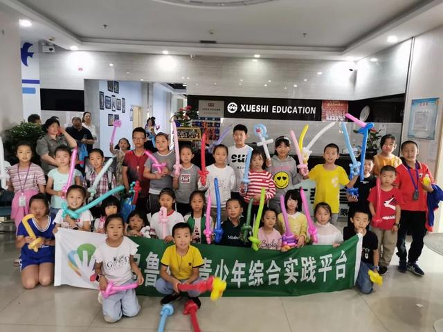怎么用气球做小狗，如何把气球做成狗的模样（魔法气球DIY花朵小狗）