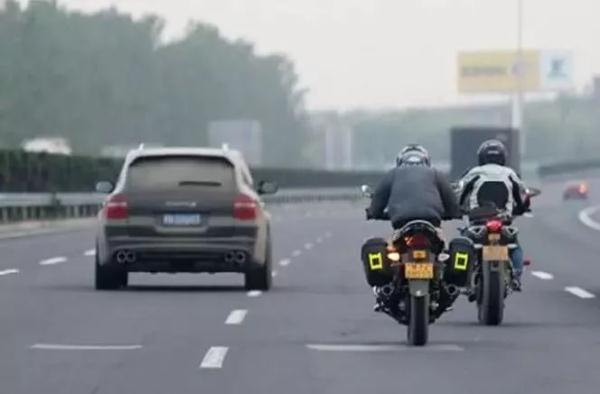 高速公路收费标准，如何将高速公路收费标准调整（一类车0.81元/车·公里执行暂定20年）