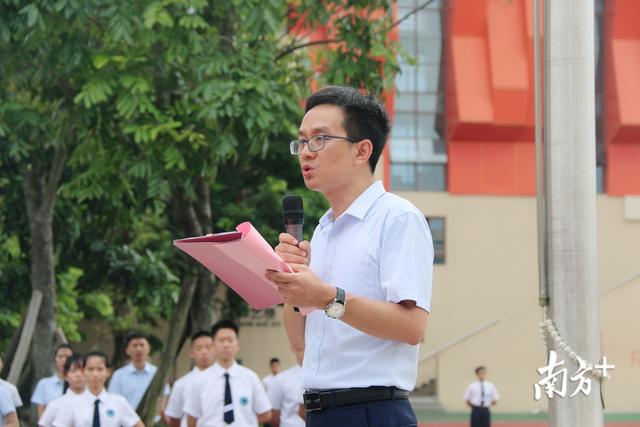 网红校长年轻时要勇敢前行，个个努力天天坚持