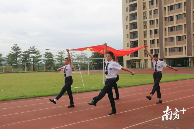 网红校长年轻时要勇敢前行，个个努力天天坚持