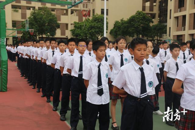 网红校长年轻时要勇敢前行，个个努力天天坚持