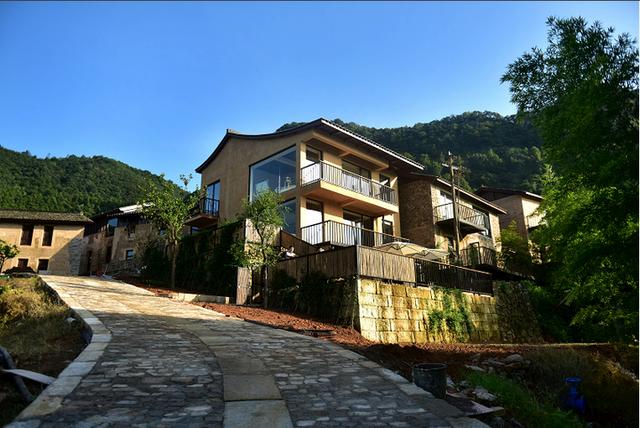 义乌大山里的富人村，翁荣金靠卖袜子成为义乌知名富豪