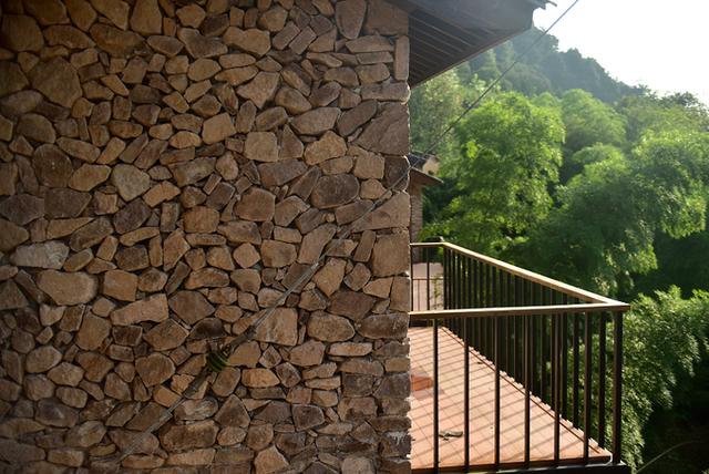 义乌大山里的富人村，翁荣金靠卖袜子成为义乌知名富豪