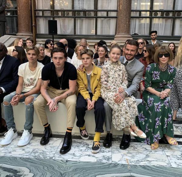 贝克汉姆小七和哥哥们合照，贝克汉姆全家亮相时装周