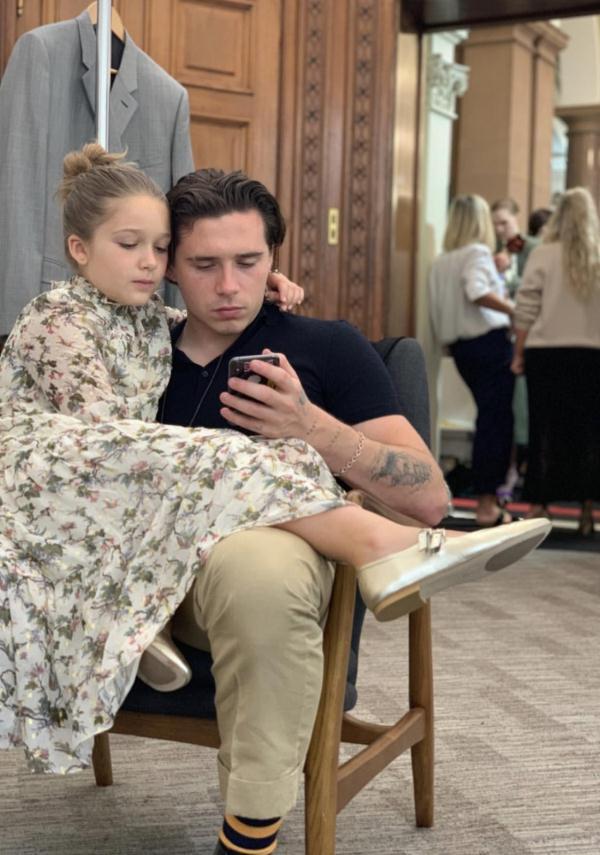 贝克汉姆小七和哥哥们合照，贝克汉姆全家亮相时装周