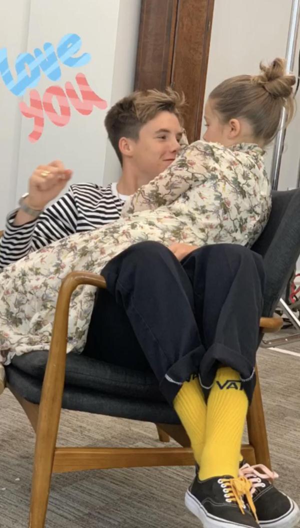 贝克汉姆小七和哥哥们合照，贝克汉姆全家亮相时装周