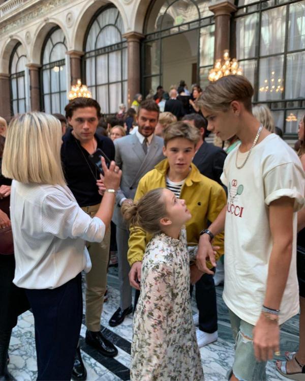 贝克汉姆小七和哥哥们合照，贝克汉姆全家亮相时装周