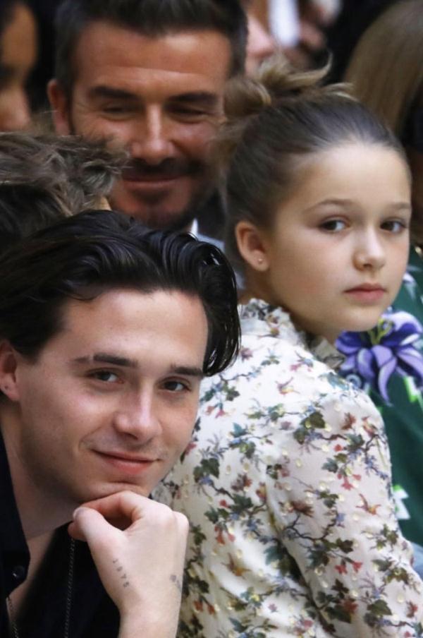 贝克汉姆小七和哥哥们合照，贝克汉姆全家亮相时装周