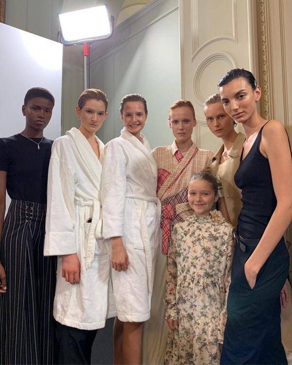 贝克汉姆小七和哥哥们合照，贝克汉姆全家亮相时装周