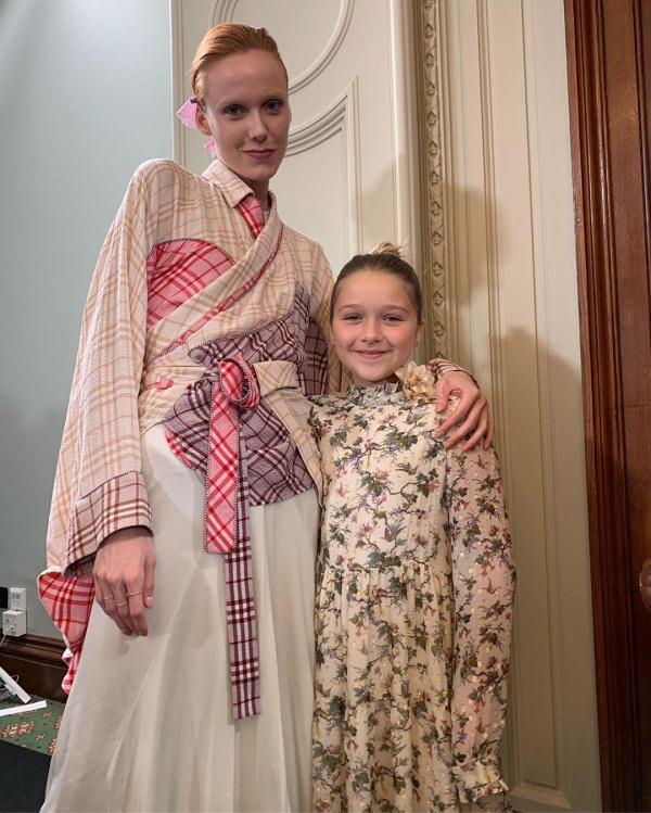 贝克汉姆小七和哥哥们合照，贝克汉姆全家亮相时装周