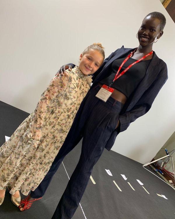 贝克汉姆小七和哥哥们合照，贝克汉姆全家亮相时装周