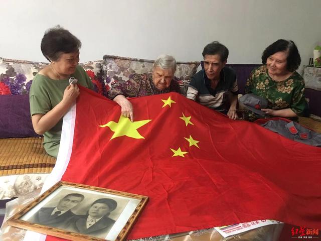 俄罗斯阅兵有举旗的老奶奶吗，96岁俄罗斯奶奶旺苍去世