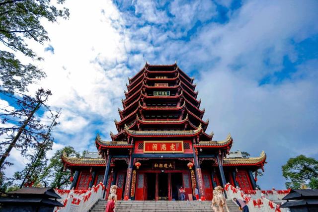 成都市青城山都江堰旅游景区，这个五一青城山-都江堰景区超火爆