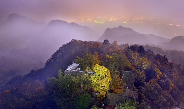 成都市青城山都江堰旅游景区，这个五一青城山-都江堰景区超火爆