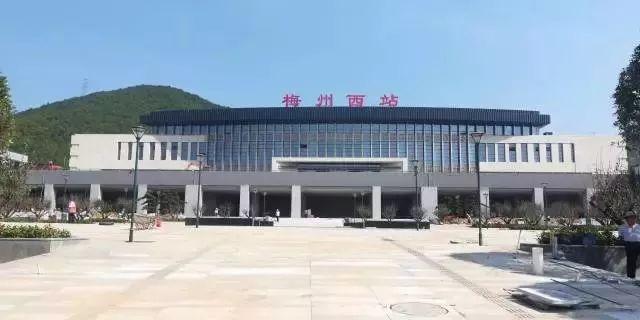 梅汕高铁开通的，好像叫“梅潮高铁”比较合适吧