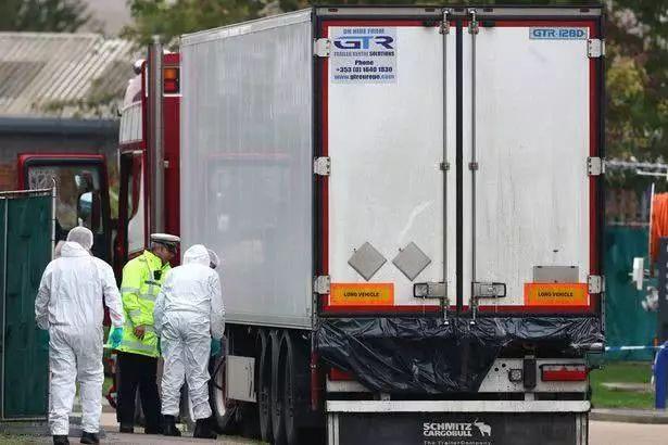 英国卡车藏尸案最新，英国“死亡货车案”19名嫌疑人4年后受审