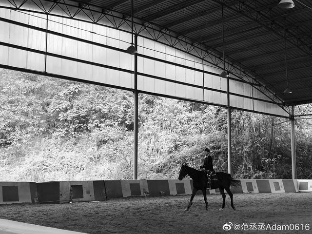 范丞丞生日贺图，范丞丞去重庆后的第三天发来明信片