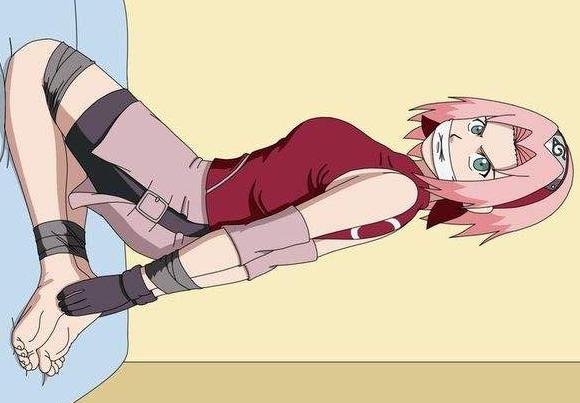 火影忍者小樱被佐助用蛇缠住，鸣人被大蛇丸一口吞下