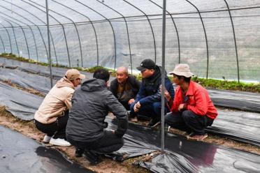 教师精准扶贫故事，教书育人不忘初心