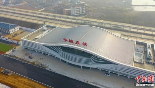 登上最美高铁领略大美风光，走坐上这趟高铁